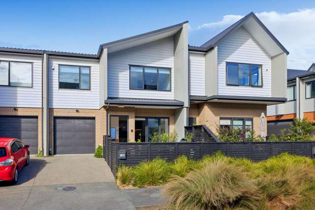 Luxury freehold beachside living with elevator