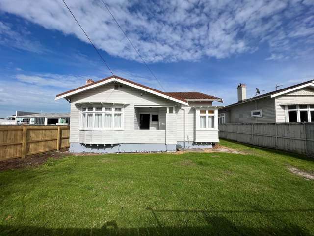 Redecorated Bungalow - Central Location - clos...