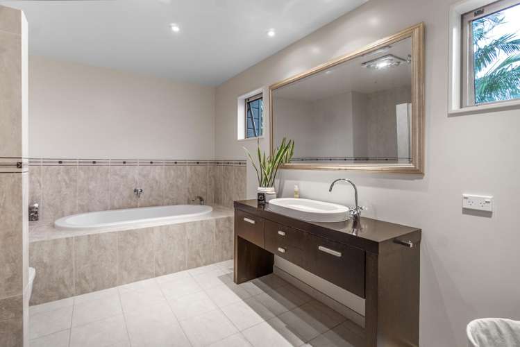 37 Hardens Lane Paremoremo_12