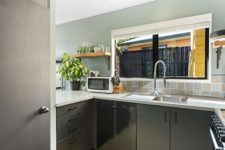 35B Henderson Crescent Gate Pa_9