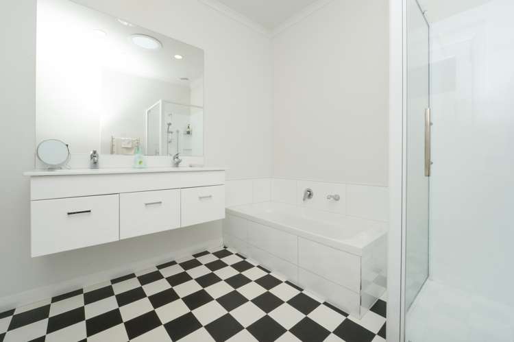 55 Lake Crescent Hamilton Lake_21