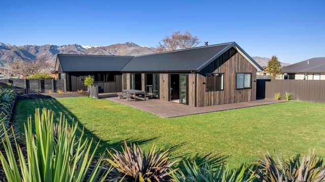 Big Views and Bold Style on 984sqm