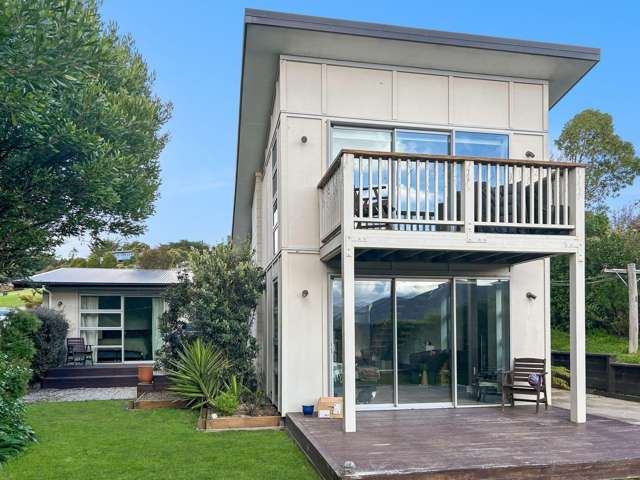 DIAMOND HARBOUR - TWO BEDROOM, LOG FIRE, DOUBLE GARAGE