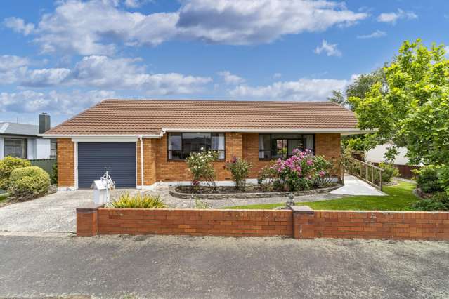 Charming Mosgiel Townhouse with beautiful gardens