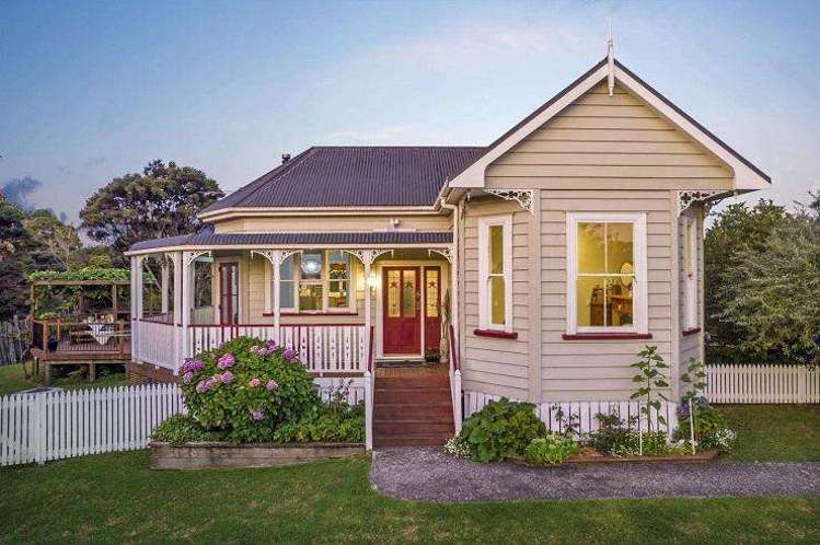 ‘She cried the whole time’: Owners overwhelmed after their West Auckland villa sells in three days