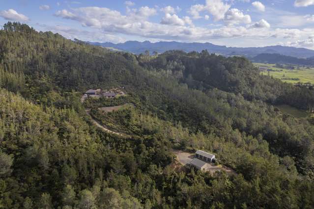 LIFESTYLE; MODERN HOME, BUSH, GRAZING, VIEWS