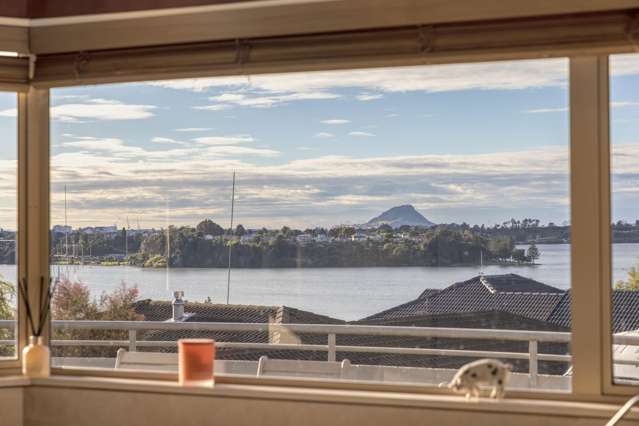 Expansive water views & extended family living