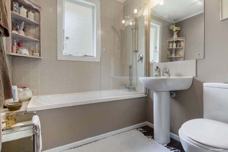 10 York Road Titirangi_8