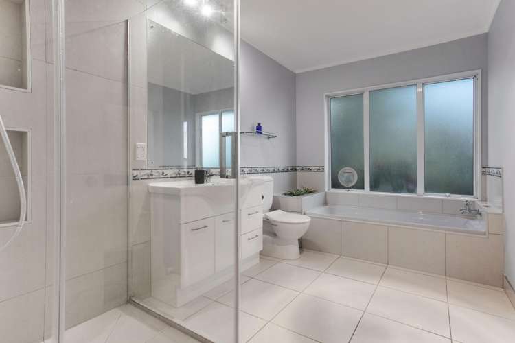 23 Pinewood Grove Botany Downs_13