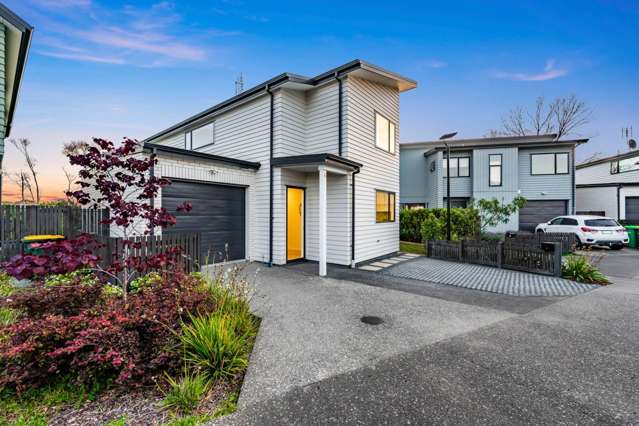 Reserve Front Family Home With Sea Views!