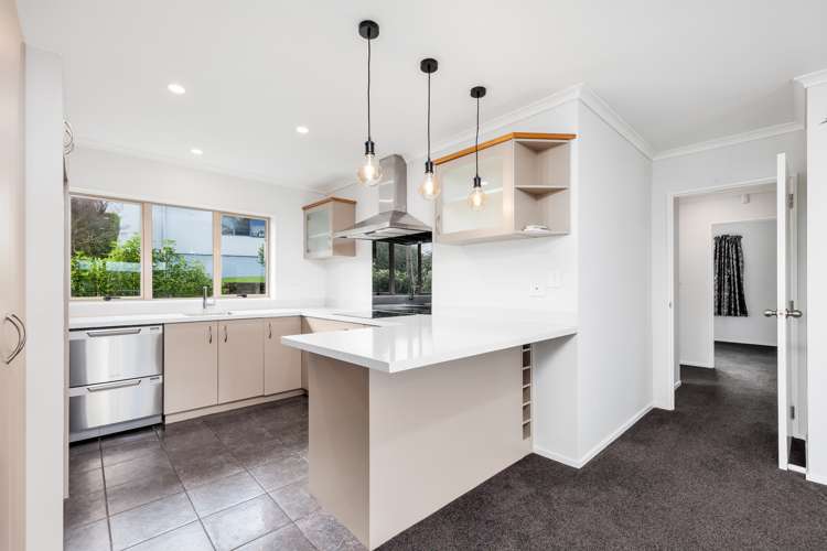 82 Rivervale Grove Stanmore Bay_10