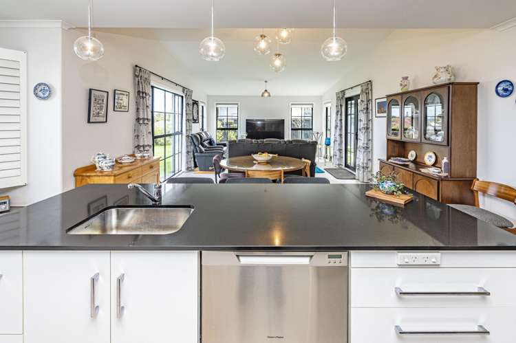 8 Lithgow Drive Otamatea_10