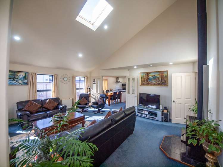 8 Silver Pine Avenue Woodridge_2