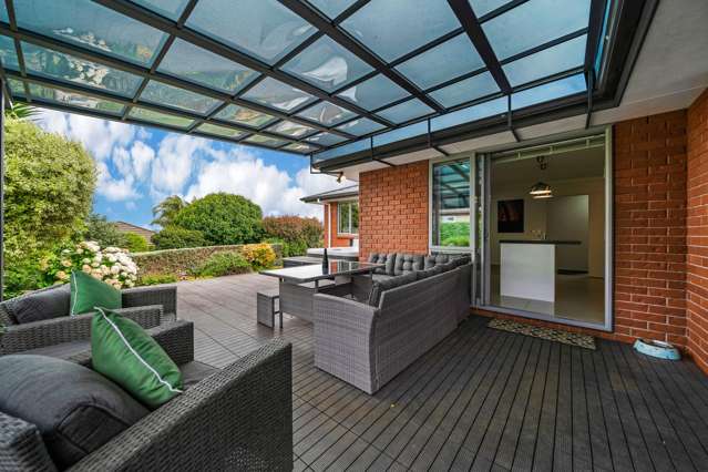 Spacious Living on flat 652 sqm land section!