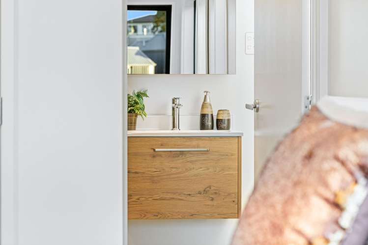 11 Fitzherbert Avenue West Harbour_13