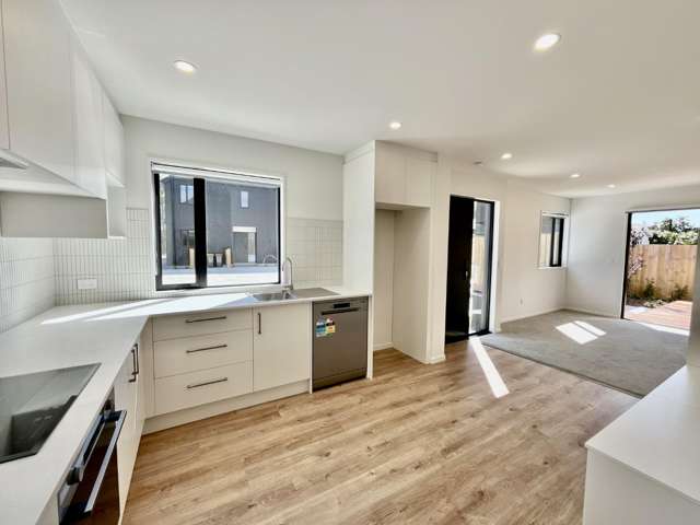 Stylish, Near-New Townhouse with Open-Plan Design”