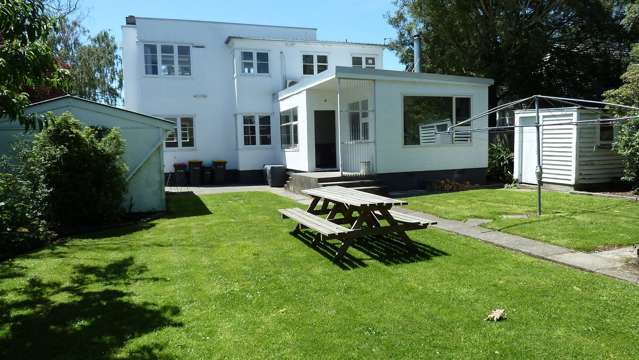 Large very tidy Double Glazed 6 bedroom house