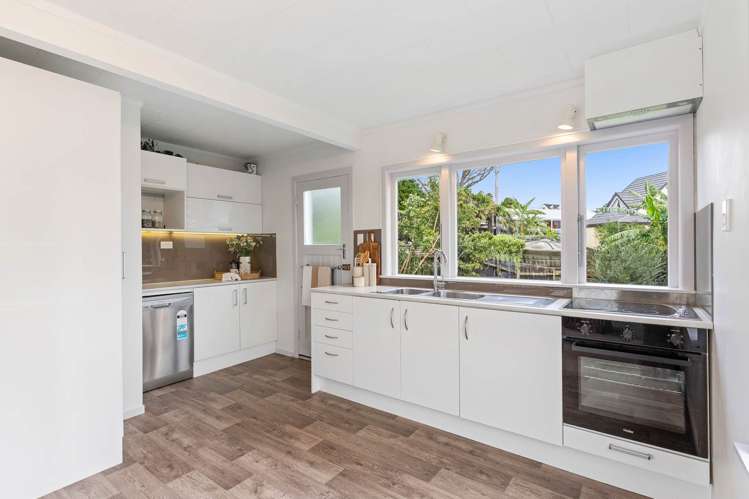 36 D'Oyly Drive Stanmore Bay_13