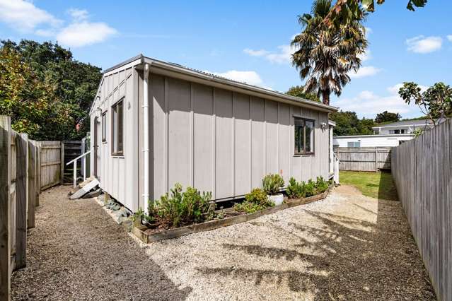 Birkdale 2-Bedroom Home – Relaxing Deck & Backyard