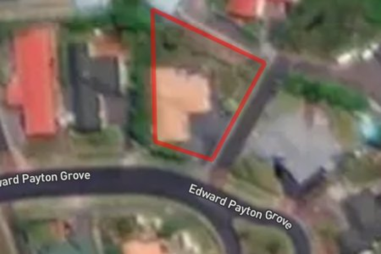 24 Edward Payton Grove_0